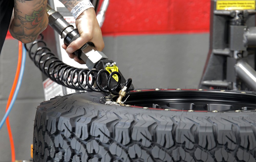 Tyre Changer with Turbo-Blast Bead Seater